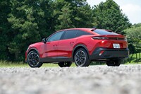 プジョー初のファストバックシルエットを持つCセグメントのクロスオーバーと紹介される「408」。リアウィンドウが寝かされているため後方視界は今ひとつ。