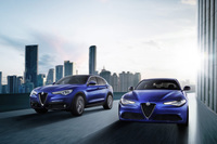 2020年8月20日、アルファ・ロメオのスポーツセダン「ジュリア」（右）とSUV「ステルヴィオ」（左）の一部改良に合わせて、新グレード「スプリント」の導入が発表された。
