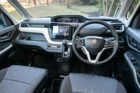 ネイビー×ホワイトのインテリアはすっきりとしたコーディネート。センターメーターがわずかにドライバー向きにレイアウトされている。