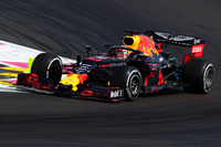 第4戦アゼルバイジャンGPで改良版「スペック2」のパワーユニットを投入したホンダが、早くも第8戦フランスGPで「スペック3」を実戦デビューさせた。その新型を載せたレッドブルのマックス・フェルスタッペン（写真）は、予選で4位と定位置を確保するも、マクラーレンという思わぬ伏兵に0.009秒差まで肉薄されることに。スタートで4位をキープしつつも表彰台は遠く、3位から15秒遅れの4位フィニッシュ。チームメイトのピエール・ガスリーは、予選9位から戦略上不利なソフトタイヤを履いてスタート。作戦面で妥協を余儀なくされ、ポイント圏外の11位でレースを終えたものの、ダニエル・リカルドにペナルティーが科されたことで1つ順位が繰り上がり10位入賞。1点を獲得できた。（Photo=Red Bull Racing）