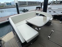 船尾の部分にも大きなソファが。豊田章男社長もここでくつろいだのだろうか。