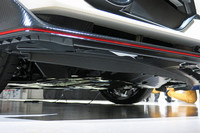 形状が変更されたフロントバンパーエアスポイラー。