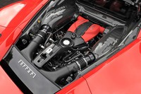 リアミドに積まれる3.9リッターV8ツインターボエンジンは最高出力720PSと最大トルク770N・mを発生。歴代V8モデルの中で最強のスペックとうたわれている。