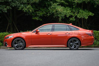 サイドビューでは、“後ろ寄り”のイメージが強いキャビンの配置も新型「クラウン」の特徴である。（写真＝向後一宏）