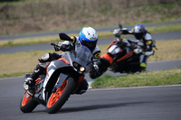 「RC390」の車両骨格は、ひと世代前の「デューク」のトリレスフレームをベースとしたものだが、キャスター角を66.5°まで上げてトレールとホイールベースを短くするなど、独自の改良がなされている。