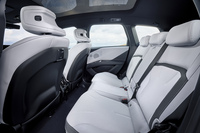 後席はこのサイズのSUVとしては標準的な居住空間だ。座面の中央を盛り上げて左右をセパレートしているため、5人乗車はちょっと難しそう。