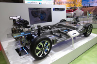 スズキ独自のストロングハイブリッドシステムは、5段の自動変速MTにモーターを組み合わせたシンプルなもの。モーターには燃費改善や動力性能の向上に加え、自動変速MTにつきものの変速ショックを緩和する役割も持たされていた。