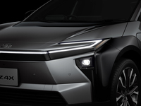 トヨタの電気自動車「bZ4X」も、仕様変更でハンマーヘッドデザインの顔に。ただ、元からそうであったかのように、自然ではある。