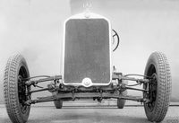 「メルセデス・ベンツ170」のフロントサスペンション。車体に備え付けられたダンパーから伸びる左右1対のロッドと、フレームの上下に横向きに備わるリーフスプリングで車輪を支持していた。