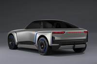 「スポーツモビリティー コンセプト」のリアビュー。車体後部にプレアデス星団＝六連星をモチーフとしたスバルのエンブレムや車名を示すものはなく、発光する「SUBARU」のロゴだけがシンプルに入れられた。エンブレムではなくブランドロゴをキービジュアルとするのは、最新のレクサスやポルシェ、マセラティなどのラグジュアリーブランドなどでもみられる手法だ。