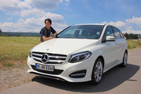 ドイツ中西部ザールラント州にて。「OM607」型エンジンを搭載した「メルセデス・ベンツBクラス」。おまけに筆者。