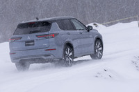 モーターパワーがリア優勢なのは旋回時に三菱の理想とする駆動力配分を得るためだ。先代モデルの後期から採用されている。