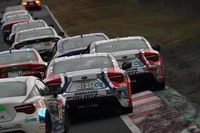 苛烈（かれつ）を極めるプロフェッショナルシリーズのバトル。その密度の濃さは推して知るべし。2019年のシリーズタイトルはこの岡山でポール・トゥ・ウィンを決めた谷口信輝選手が手中におさめた。