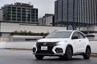 「ヴェゼル モデューロX」は「モデューロX」としては初のSUV。ハイブリッド車や4WD車もラインナップされており、選択の幅は広い。