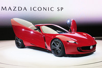 マツダは2023年のジャパンモビリティショーで、ロータリーエンジン搭載のコンセプトカー「アイコニックSP」を披露。マツダのロータリーファンはもちろん、多くのクルマ好きを沸かせた。ロータリーエンジン車ならではの低いボンネットも特徴のひとつ。