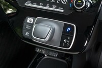 シフトセレクターはバイワイヤ化され、センターコンソールからダッシュボード側に移設。パーキングに入れるには「P」ボタンを押す。