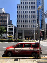 UCC上島珈琲の営業車。このシンプルなグラフィックは永続性をもつ。東京・表参道で。