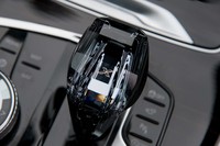 クリスタルガラス製シフトセレクターの内部には「X」ロゴが浮かび上がる。