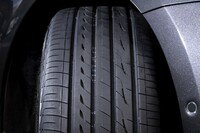 トレッド面では、グルーブ（太い縦溝）を通る空気の音を低減する消音器（リブに掘られた穴）の形状を最適化。その他の新技術とも相まって、従来品よりロードノイズを12％、パターンノイズを8％低減している。