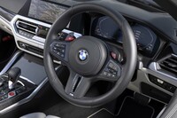 握りの太い革巻きステアリングホイール。左側スポーク部にはACCのスイッチがレイアウトされている。