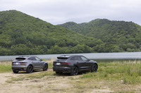 ジャガー初のコンパクトSUVとして2017年にデビューした「E-PACE」（写真左）と、ジャガーが初めて手がけたSUVとして2015年に登場した「F-PACE」（同右）。SUVでもジャガーに見えることと、ジャガーらしい新しさの表現をテーマにデザインされている。