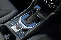 トランスミッションは、スバル車ではおなじみのチェーン式CVT。アクセル開度が大きくなると疑似的なステップ変速を行う「オートステップ変速」機能が搭載される。