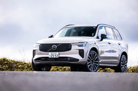 最新の「ボルボXC90」は、2025年2月に導入された改良・進化モデル。内外装のブラッシュアップと、先に新型の電気自動車「EX90」や「EX30」に用いられた次世代ユーザーエクスペリエンスの採用などがトピックとされる。