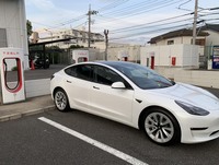 マイカーの「テスラ・モデル3」。充電は必要なものの、給油の手間がかからないのは○（マル）。（神戸）