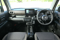 最新型の「スズキ・クロスビー」では、インテリアも全面刷新された。より横基調となったインストゥルメントパネルなどで、SUVらしい力強さと上質感が表現されている。