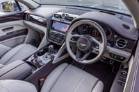 ダッシュボードやセンターコンソール、ドアトリムなどのデザインが変更され、より高級感が増した印象のインテリア。試乗車の内装色は「ポートランド／バーントオーク」と呼ばれる明るいベージュとダークブラウンのコンビネーションが選択されていた。