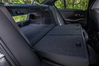 後席背もたれをすべて前方に倒した様子。荷室側に用意されたレバーを用いて、背もたれ部分を簡単に倒すことができる。荷室容量は5人乗車の通常使用時で480リッター。