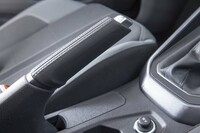 駐車ブレーキはいわゆるサイドブレーキ。「トラベルアシスト」は渋滞追従も可能だが、停止から一定時間が経過したらフットブレーキを踏む必要がある。