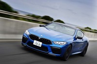 「M8クーペ」とは異なり、「M8クーペ コンペティション」には運転をサポートするシステムをすべてカットする「トラック」モードが用意される。