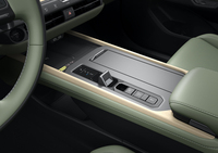 センターコンソールにははやりの背丈を抑えたシフトセレクターを搭載。これも他のトヨタ／レクサス車では見たことのないスタイルだ。