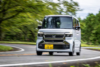 アクセルペダルを深く踏み込むと、2000rpmあたりから活発になり、3000rpmを超えるとさらに勢いに乗る。加速が続く場面では5000rpm以上をキープすることで余裕ある速さを披露する。