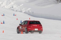 雪に覆われた北海道・士別のテストコースを行く「クロスクライメート2」のテスト車両。雪上路も普通に走れてしまうものの、ひとたび挙動が乱れた場合の収束レベルという点では、スタッドレスタイヤ並みとはいかなかった。