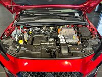 展示車はフルハイブリッド仕様だった。エンジンフード開口部は側面まで回り込み、整備性はよさそうだ。