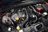 ダイムラーとの共同開発となる1.3リッター直4ターボエンジンを搭載。最高出力131PS/5000rpm、最大トルク240N・m/1600rpmを発生する。