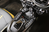 8段ATの操作はスイッチ式。センターコンソールにはこのほかにもさまざまなボタンが並べられており、シンプルさを重視する昨今のライバルとは趣を異にする、ものものしい意匠となっている。