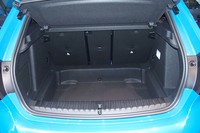 荷室容量は5人乗車の通常使用時で、380リッター。後席背もたれを倒せば、最大1200リッターまで容量を拡大できる。