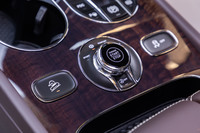 ドライビングモードセレクターダイヤルをセンターコンソールに配置。今回の試乗車は「Comfort」「B」「Sport」「Custom」の4種類だったが、オプションの「オールテレインスペシフィケーション」を組み込むと最大8種類（オンロード向けが4種類、オフロード向けが4種類）から選択できるようになる。