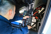 ラゲッジスペースにまわり、バッテリーの状態を確認。バッテリーの寿命は3～5年とされているが、AカメラマンのBMWは、6年にわたり交換されていなかった。