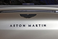 フロントとリアには、職人の手になる真ちゅうとエナメルで出来た「アストンマーティン・ウイング」バッジを装着。「DBX707」では、リアのワードマークともどもダーククローム加工が施される。