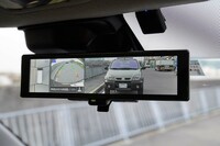 ルームミラーにカメラ映像を映し出せる「インテリジェントルームミラー」は上位グレードに標準で、下位グレードにもオプションで装着できる。たくさん積むことの多いバンだけに役立ちそうだ。