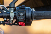 右側のスイッチボックスには、ABSのモード切り替えやローンチコントロールなどの操作ボタンを配置。スタータースイッチは、走行中にはライディングモードのセレクターとして機能する。