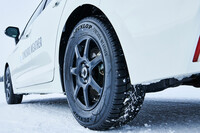 住友ゴムの技術者いわく、「氷上での限界性能はスタッドレスタイヤに一歩譲るが、過渡特性やハンドリングに対するトレース性は担保している」とのことだ。