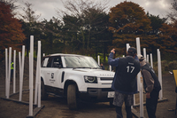 リングフェンスと呼ばれる、限られたスペース内で車両を180度回転させる競技。ドライバーの運転能力とともに誘導者の指示能力も求められる。