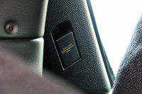 （写真A）Bピラーに備わる非常用のドアノブ。以前も紹介したとおり、リモコンキーや電気式のドアオープナーが壊れた場合、キーでリアハッチを開け、そこから腕を突っ込んでこのレバーを引くとドアを開けられる。