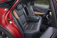 FFプラットフォームの採用によって先代モデルよりも後席の足元が広くなった。ヒーターはオプションで装着可能。