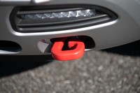 スキッドガード風パーツの両端にはアクセントとしてレッドのけん引フックが備わっている。